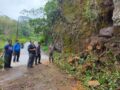 kapolsubsektor-parigi-bersama-kadus-nirannuang-bersihkan-jalan-longsor-dan-pohon-tumbang