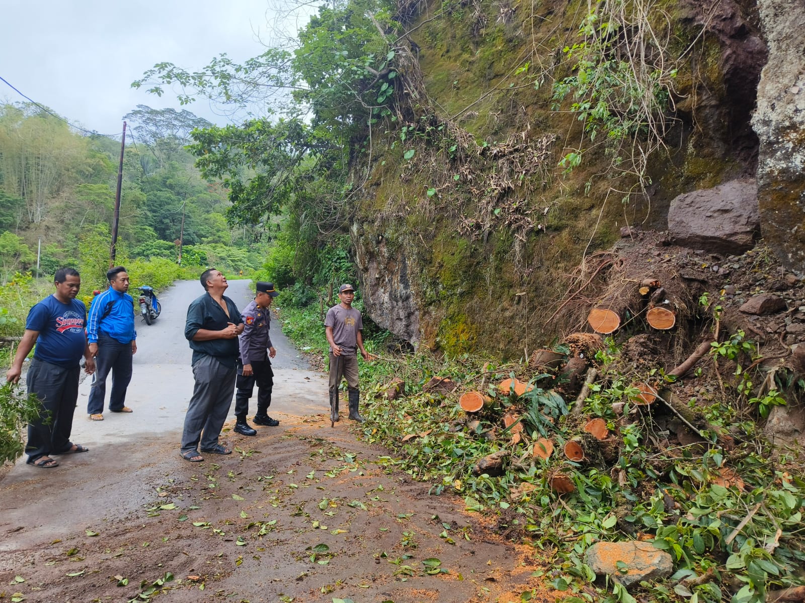 kapolsubsektor-parigi-bersama-kadus-nirannuang-bersihkan-jalan-longsor-dan-pohon-tumbang