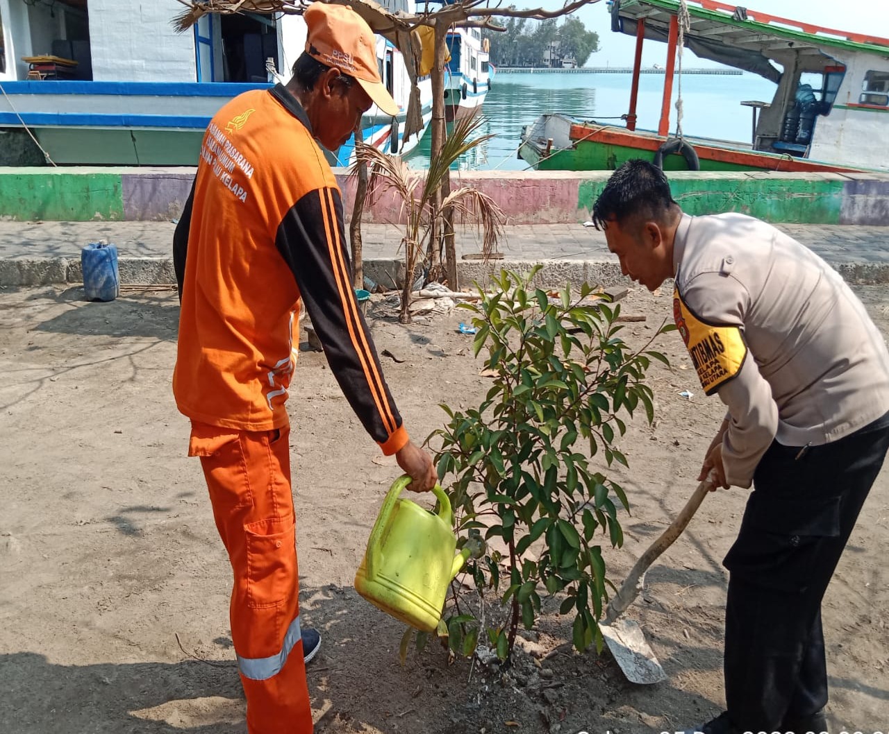 polsek-kepulauan-seribu-utara-bersama-warga-tanam-pohon-untuk-reduksi-polusi-udara