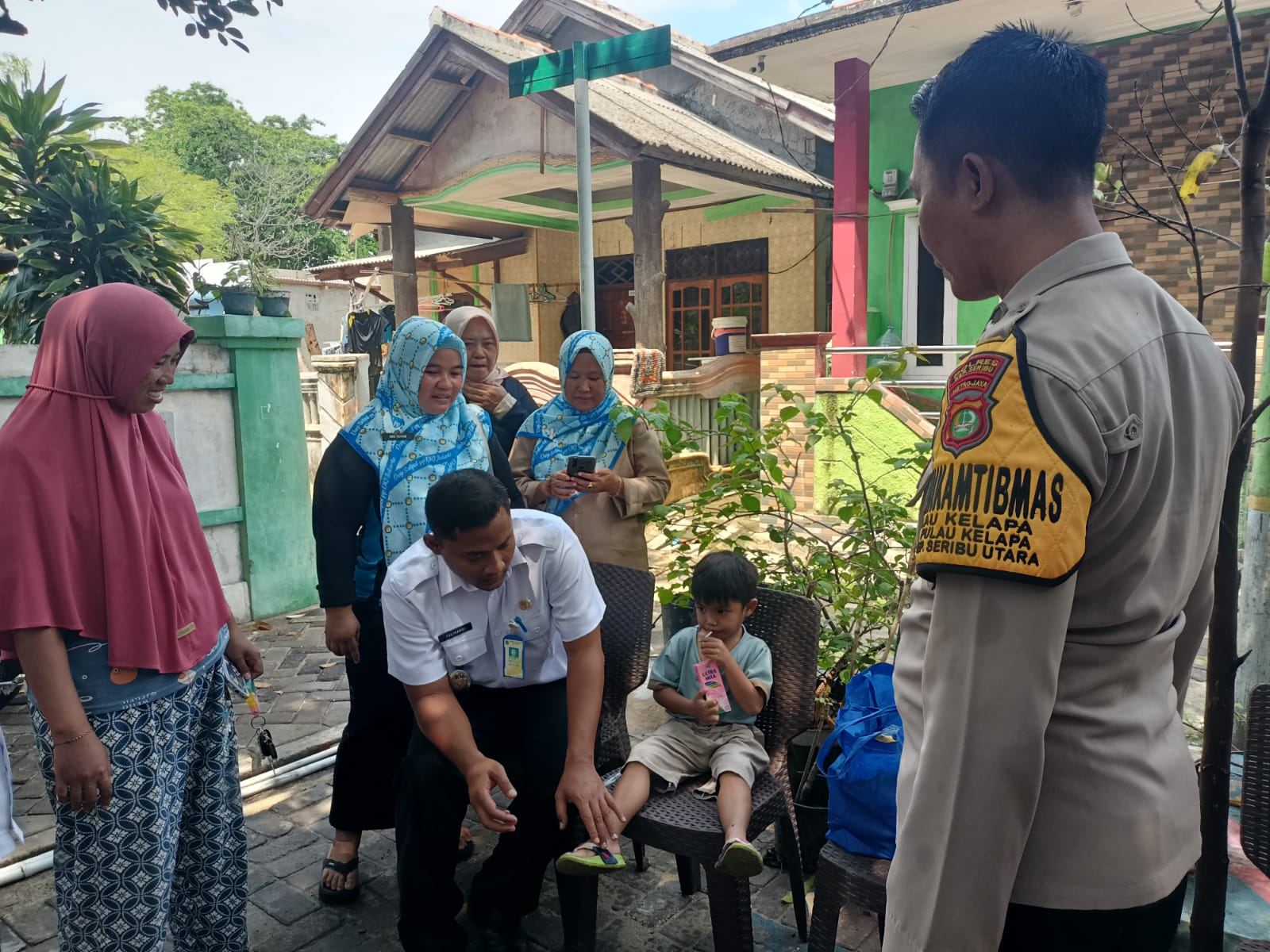 bhabinkamtibmas-pulau-kelapa-melaksanakan-pendampingan-stunting-bersama-pemerintah-daerah