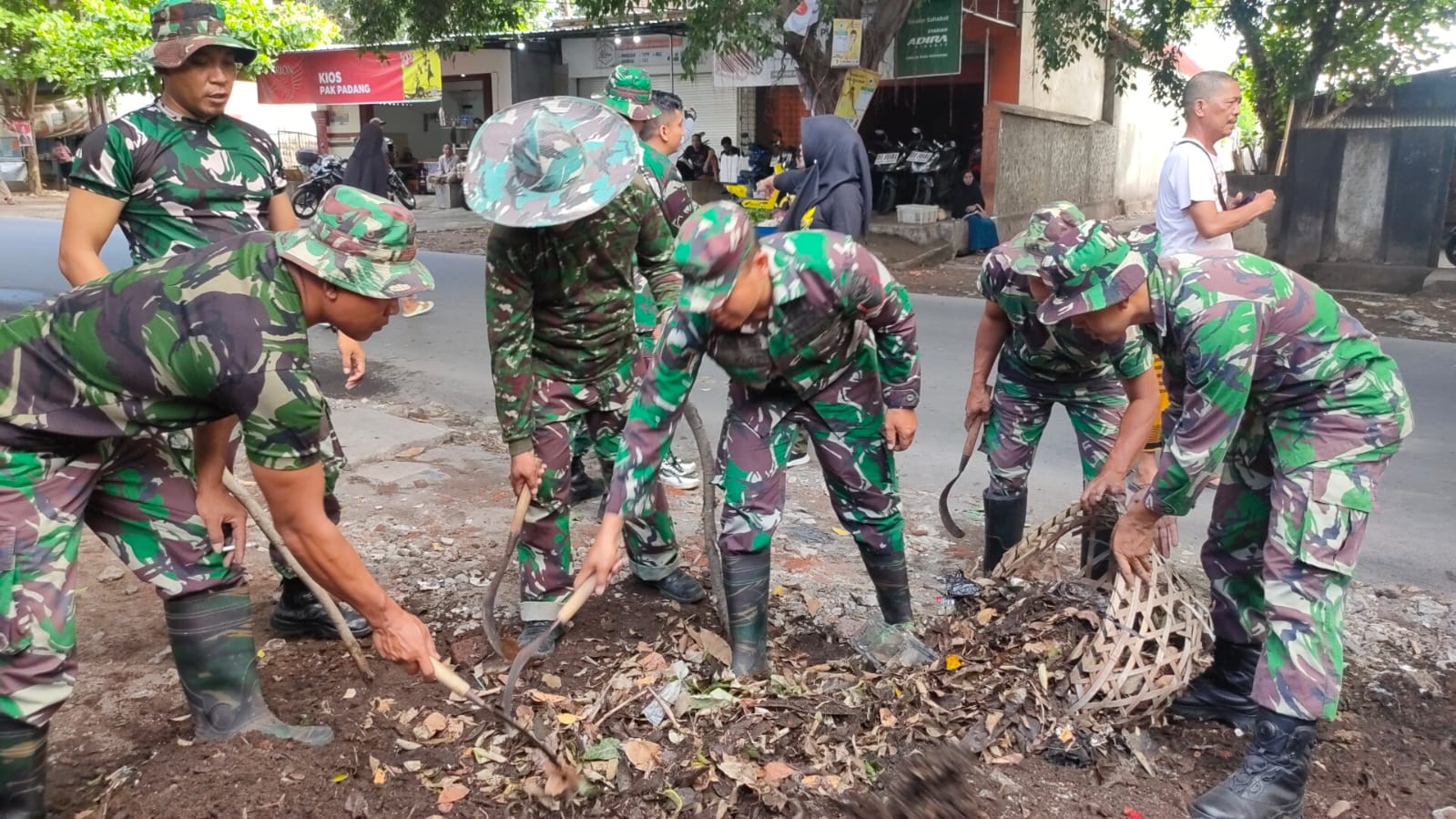 cegah-wabah-penyakit,-dandim-1615/lotim-ajak-warga-jaga-kebersihan-lingkungan.