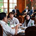 prabowo-sambut-kunjungan-nikita-mirzani-hingga-lesti-kejora,-makan-dan-nyanyi-bareng