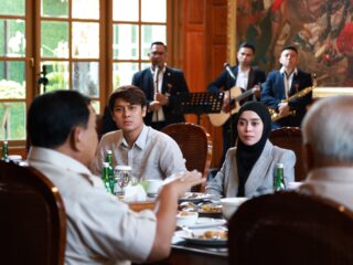 prabowo-sambut-kunjungan-nikita-mirzani-hingga-lesti-kejora,-makan-dan-nyanyi-bareng