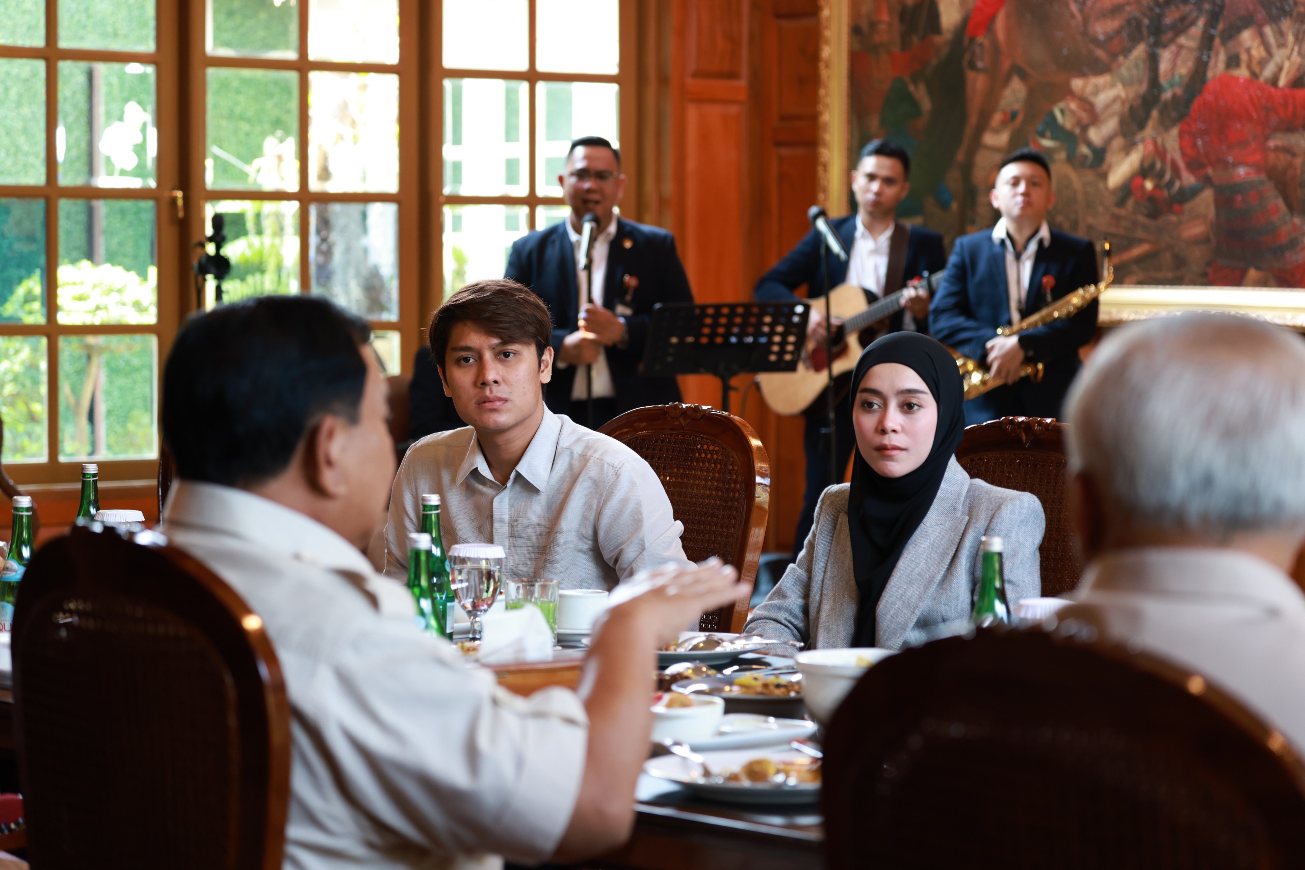 prabowo-sambut-kunjungan-nikita-mirzani-hingga-lesti-kejora,-makan-dan-nyanyi-bareng