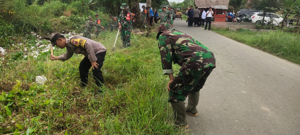 antisipasi-banjir,-personel-gabungan-tni-polri-:-gotong-royong-bersihkan-saluran-air