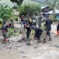 polisi-bersihkan-rumah-warga-terdampak-bencana-longsor-di-humbahas