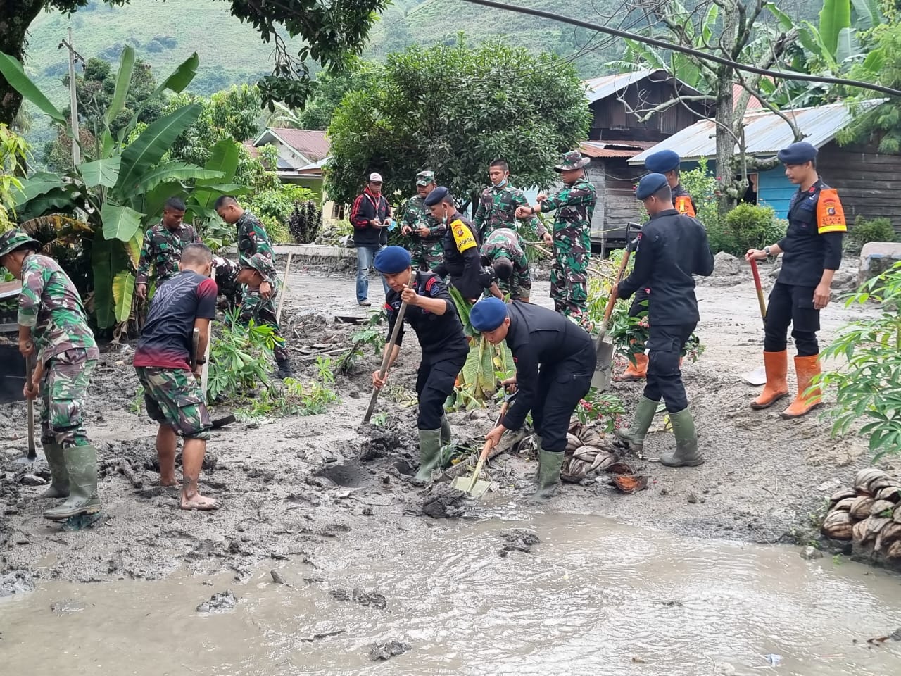 polisi-bersihkan-rumah-warga-terdampak-bencana-longsor-di-humbahas