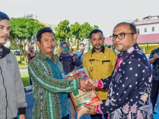 Pj. Walikota menyerahkan Bantuan Bibit Padi Sawah Gemas El-Nino