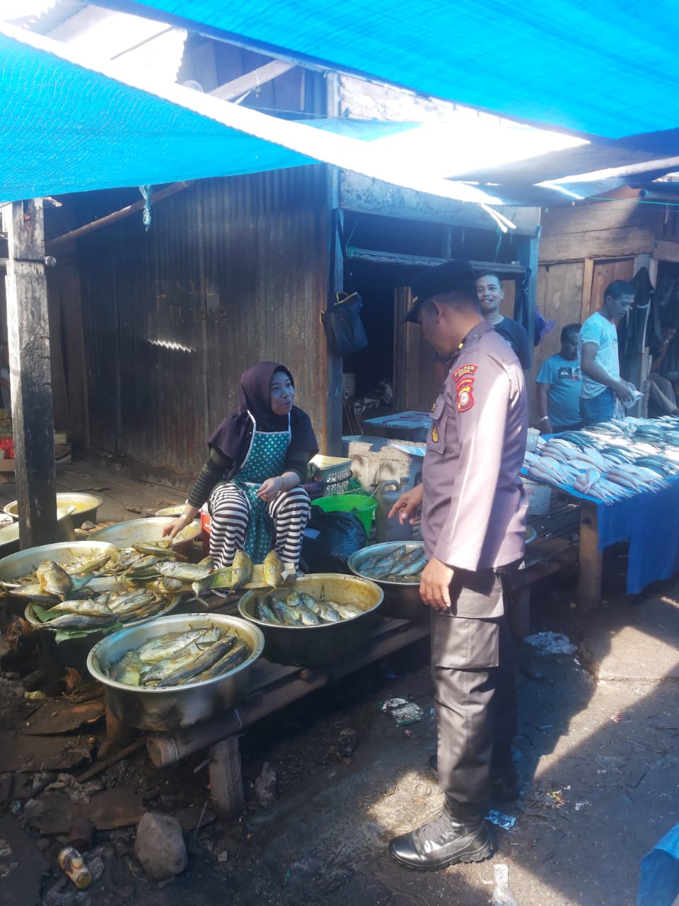 kapolsubsektor-parigi-terjun-langsung-mengatur-lalintas-sekaligus-kontrol-pasar-majannang