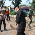 karya-bakti-tni,-kapolres-pamekasan-turun-langsung-ikut-bersih-bersih-pasar