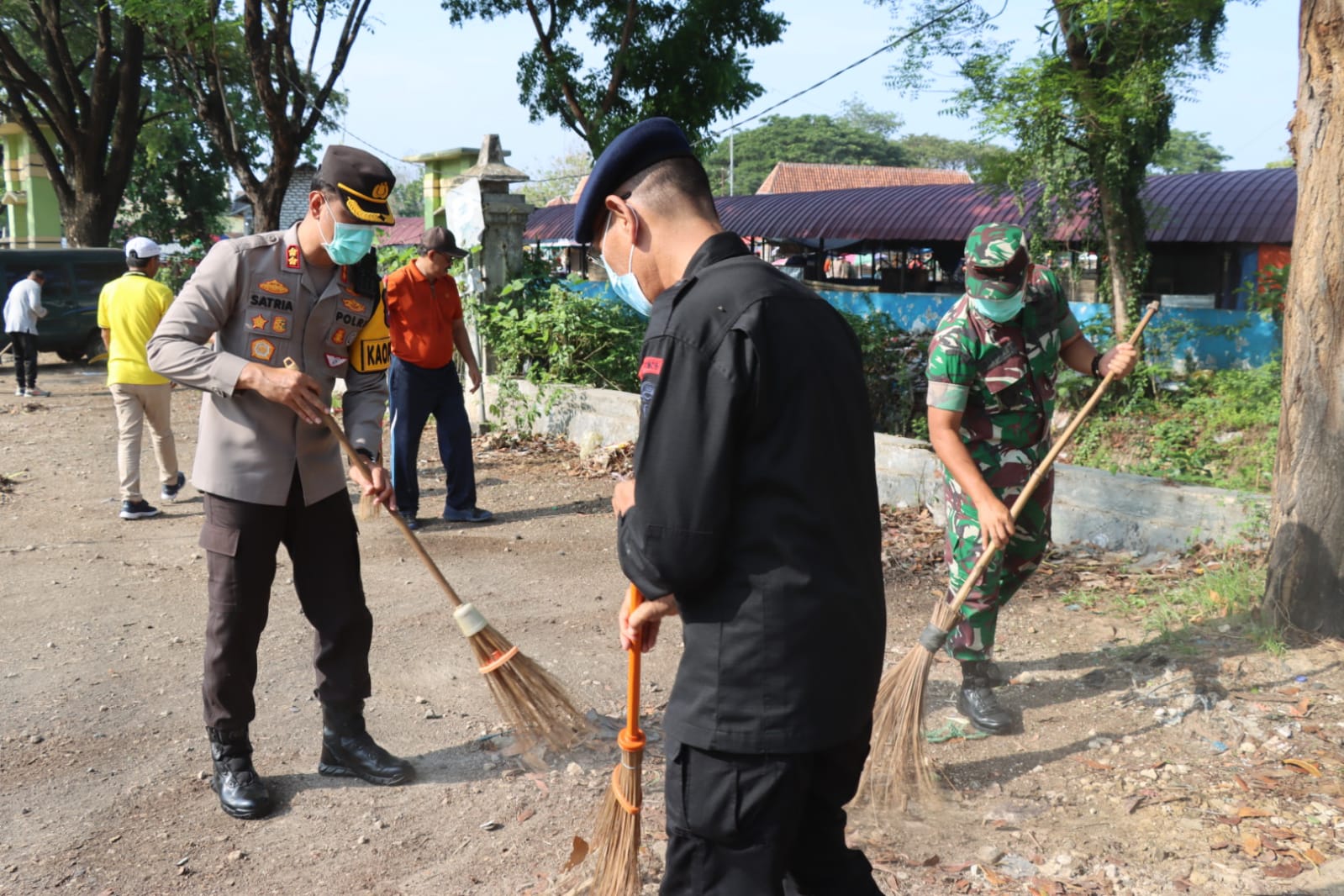 karya-bakti-tni,-kapolres-pamekasan-turun-langsung-ikut-bersih-bersih-pasar