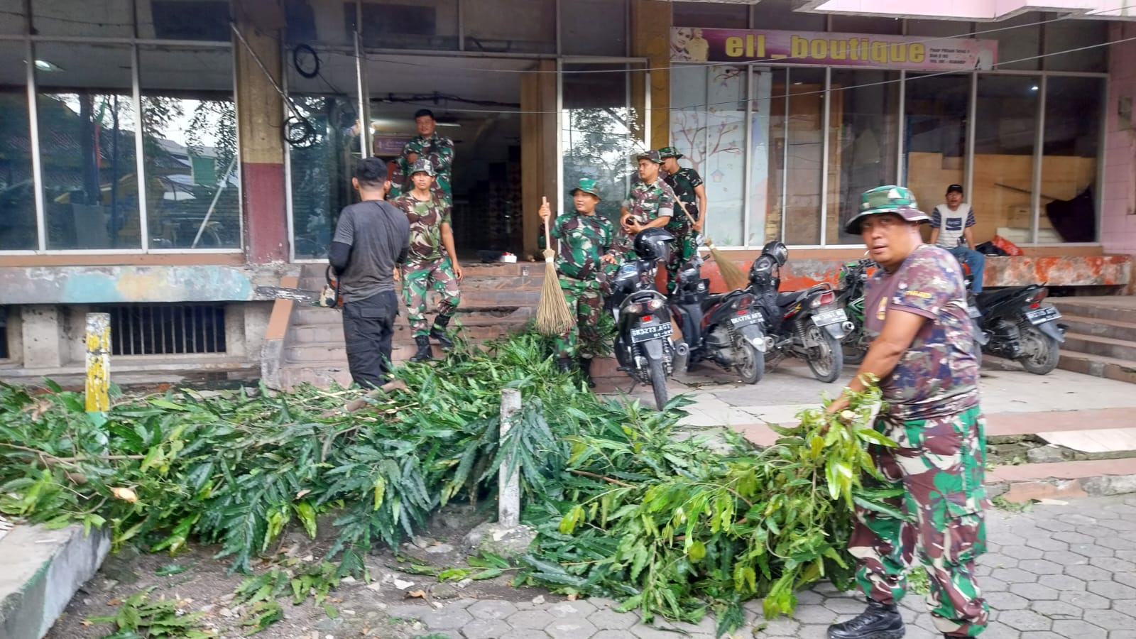 karya-bakti-tni,-pemko-medan-dan-kodim-0201/medan-kolaborasi-bersihkan-pasar-petisah