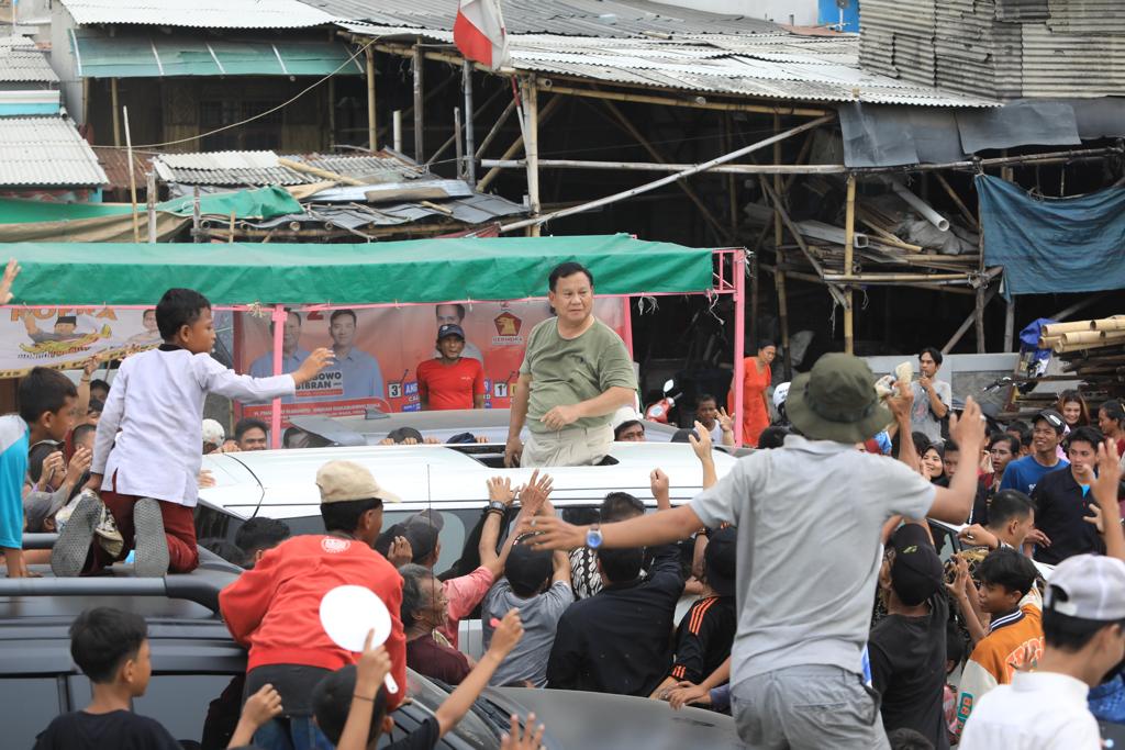 prabowo-sapa-para-nelayan-di-pesisir-pantai-cilincing-jakarta-utara