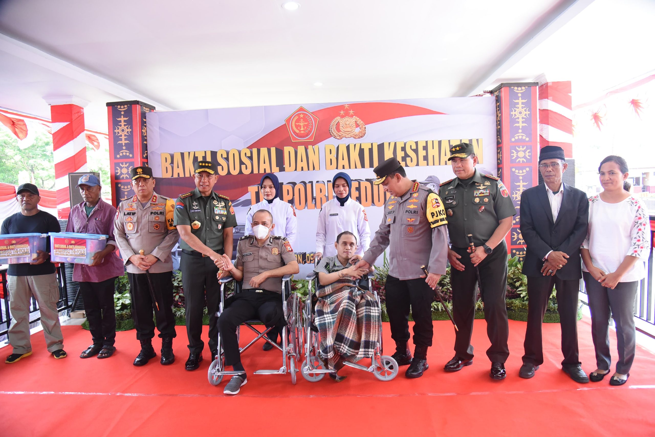 kapolri-dan-panglima-tni-berikan-bantuan-kesehatan-gratis-di-maluku