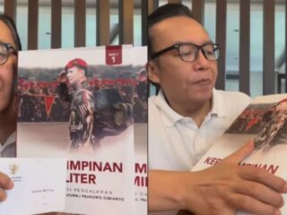 prabowo-beri-buku-dan-surat-ke-ari-lasso:-terima-kasih-atas-persahabatan