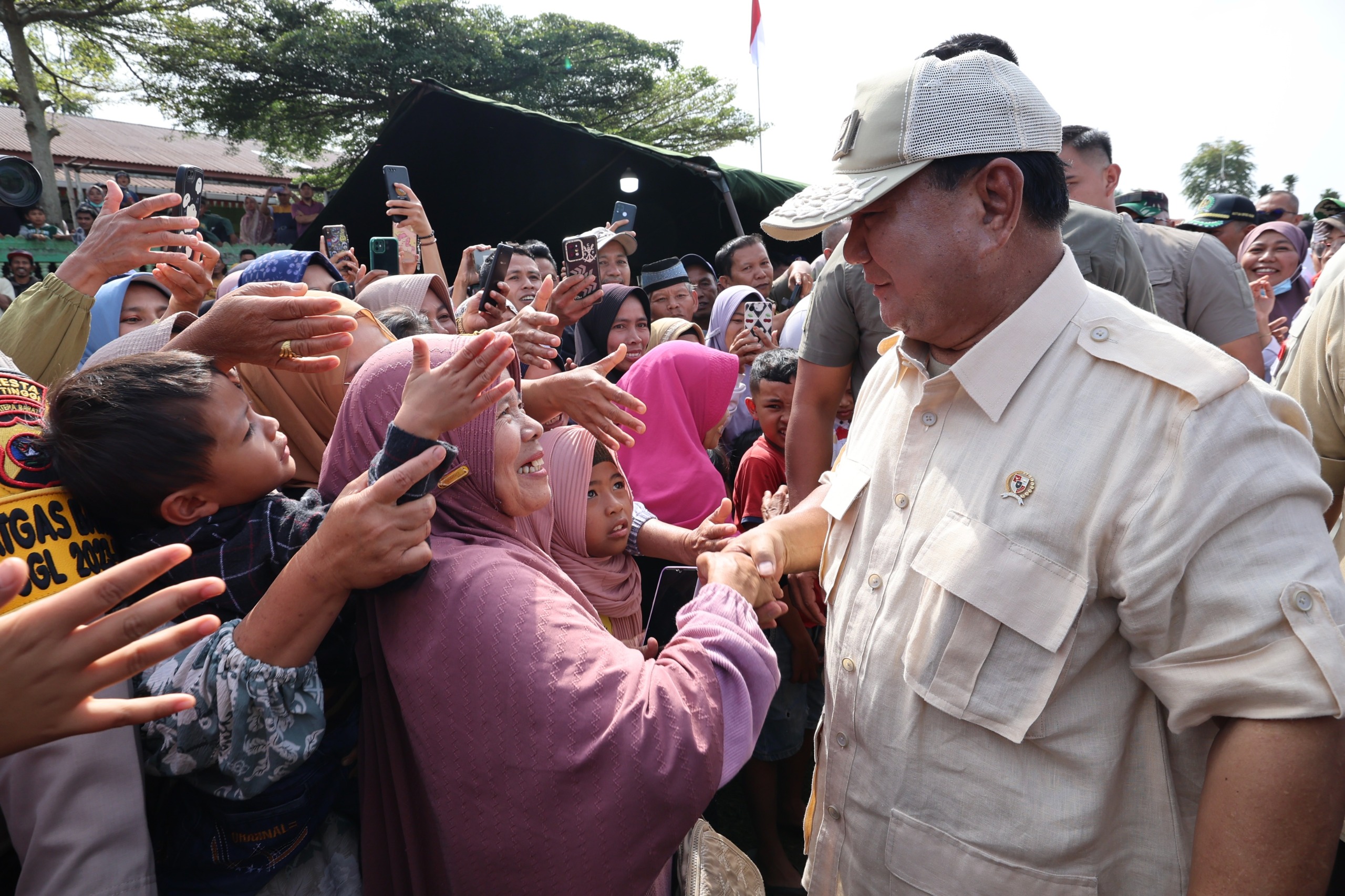 prabowo-jenguk-korban-erupsi-marapi,-tengok-dapur-umum