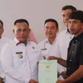 secara-simbolis-sertifikat-ptsl-150-bidang-3-desa-di-lamsel-di-serahkan-bupati