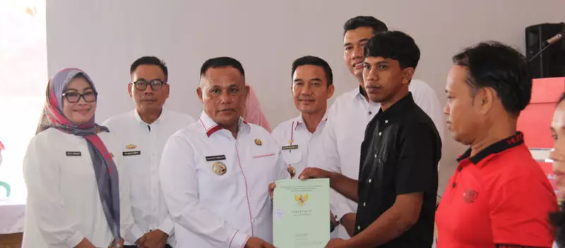 secara-simbolis-sertifikat-ptsl-150-bidang-3-desa-di-lamsel-di-serahkan-bupati