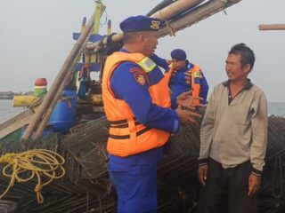 team-patroli-satpolair-polres-kepulauan-seribu-ajak-nelayan-ciptakan-keselamatan-dan-sukseskan-pemilu-2024-di-perairan-pulau-untung-jawa