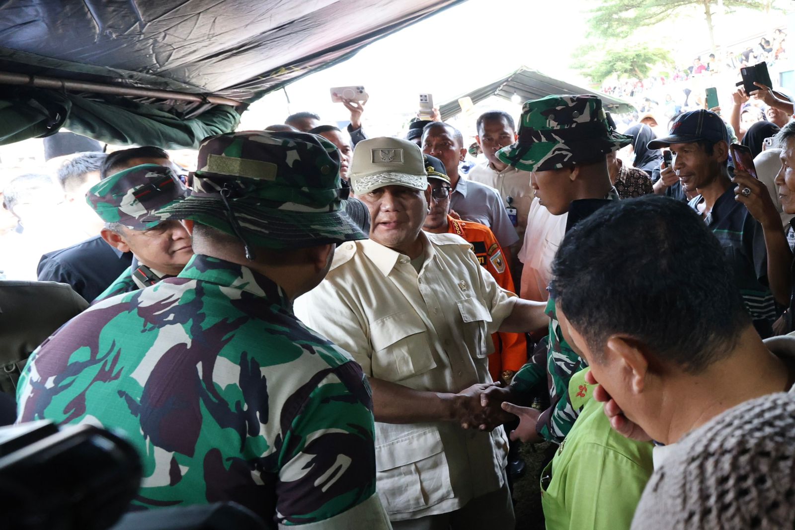 prabowo-ucapkan-terima-kasih-pada-prajurit-yang-gendong-pendaki-saat-erupsi-gunung-marapi