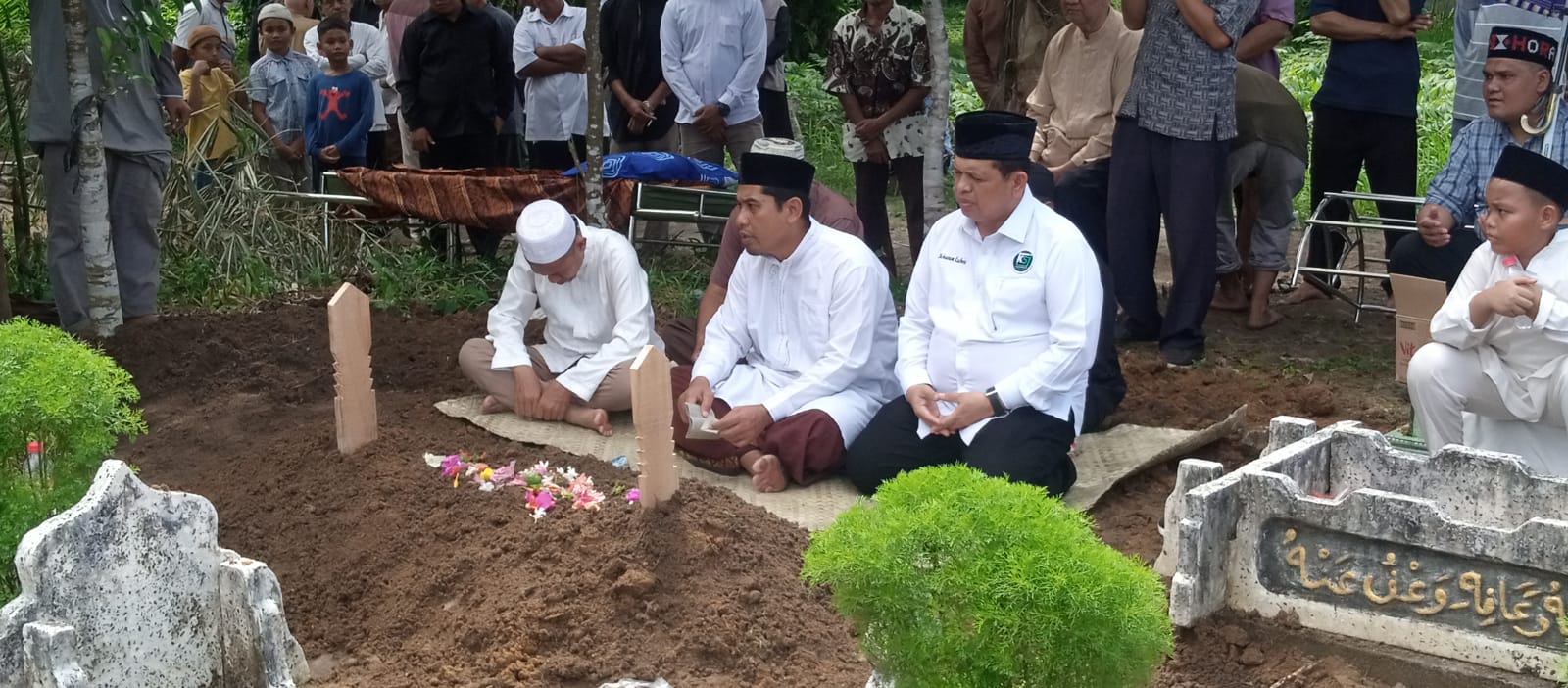 ikhwan-lubis-sh-mh-hadiri-pemakaman-mantan-ketua-pwi-dan-wartawan-senior-batubara