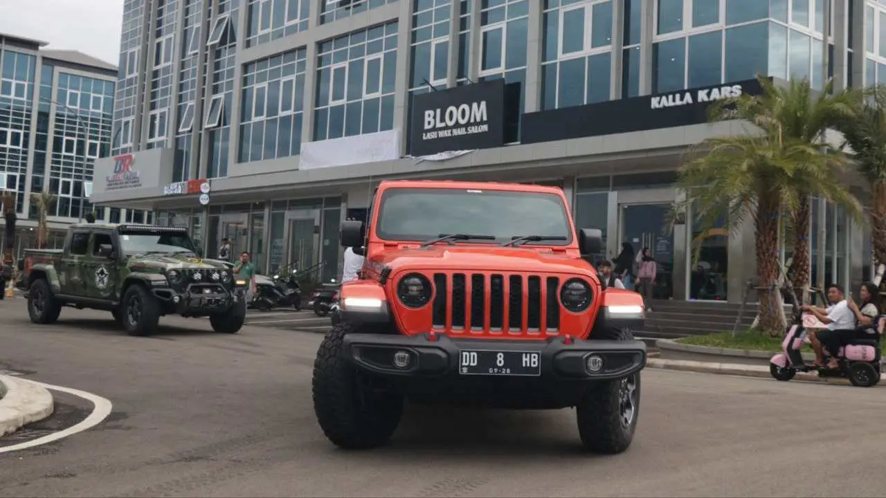 puluhan-pengguna-jeep-wrangler-silaturahmi-di-store-united-e-motor