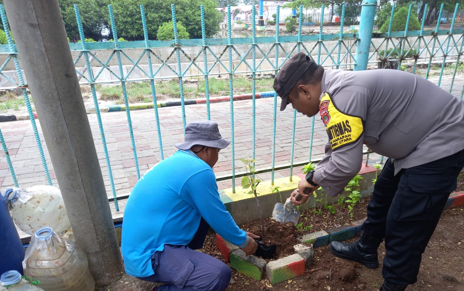 polsek-kepulauan-seribu-utara-galakkan-penanaman-pohon-bersama-warga-untuk-perangi-polusi-udara