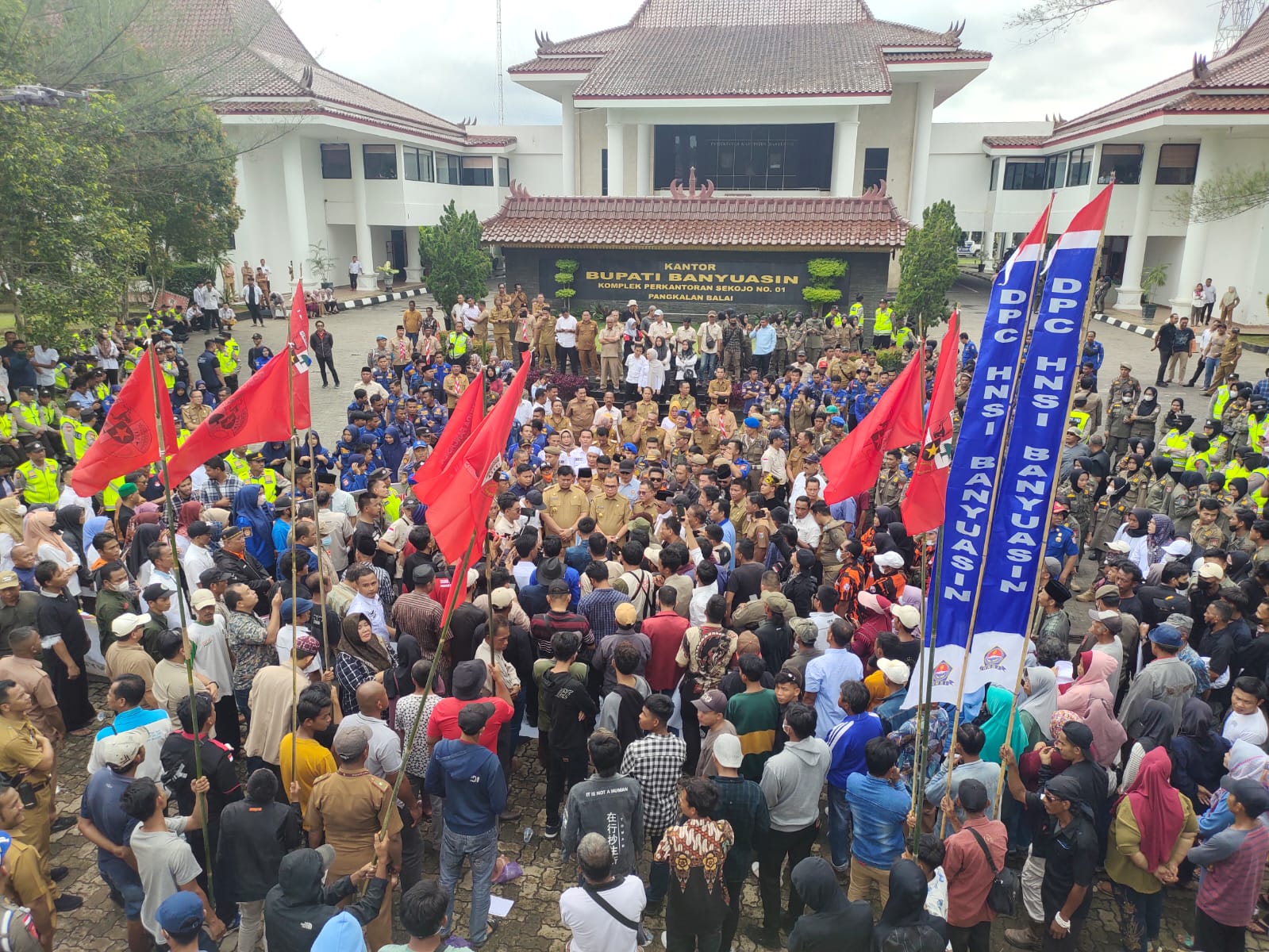 ribuan-massa-mbb-berikan-dukungan-penuh-kinerja-pj-bupati-banyuasin 