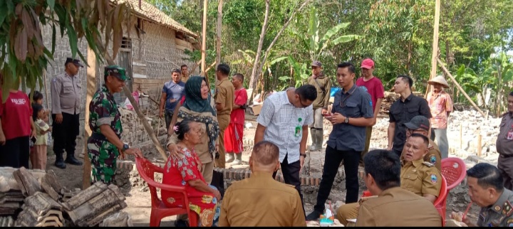 janda-warga-desa-suka-bakti-bisa-tersenyum-rumahnya-di-bangun-berkat-program-geserbu