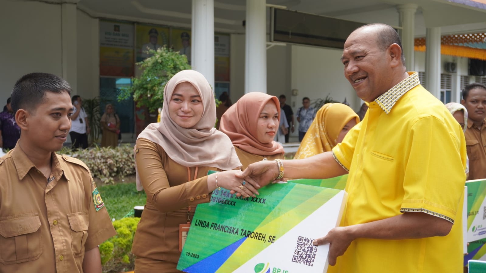 syah-afandin-menyerahkan-bpjs-ketenagakerjaan-bagi-operator-sekolah-dan-kecamatan-di-langkat