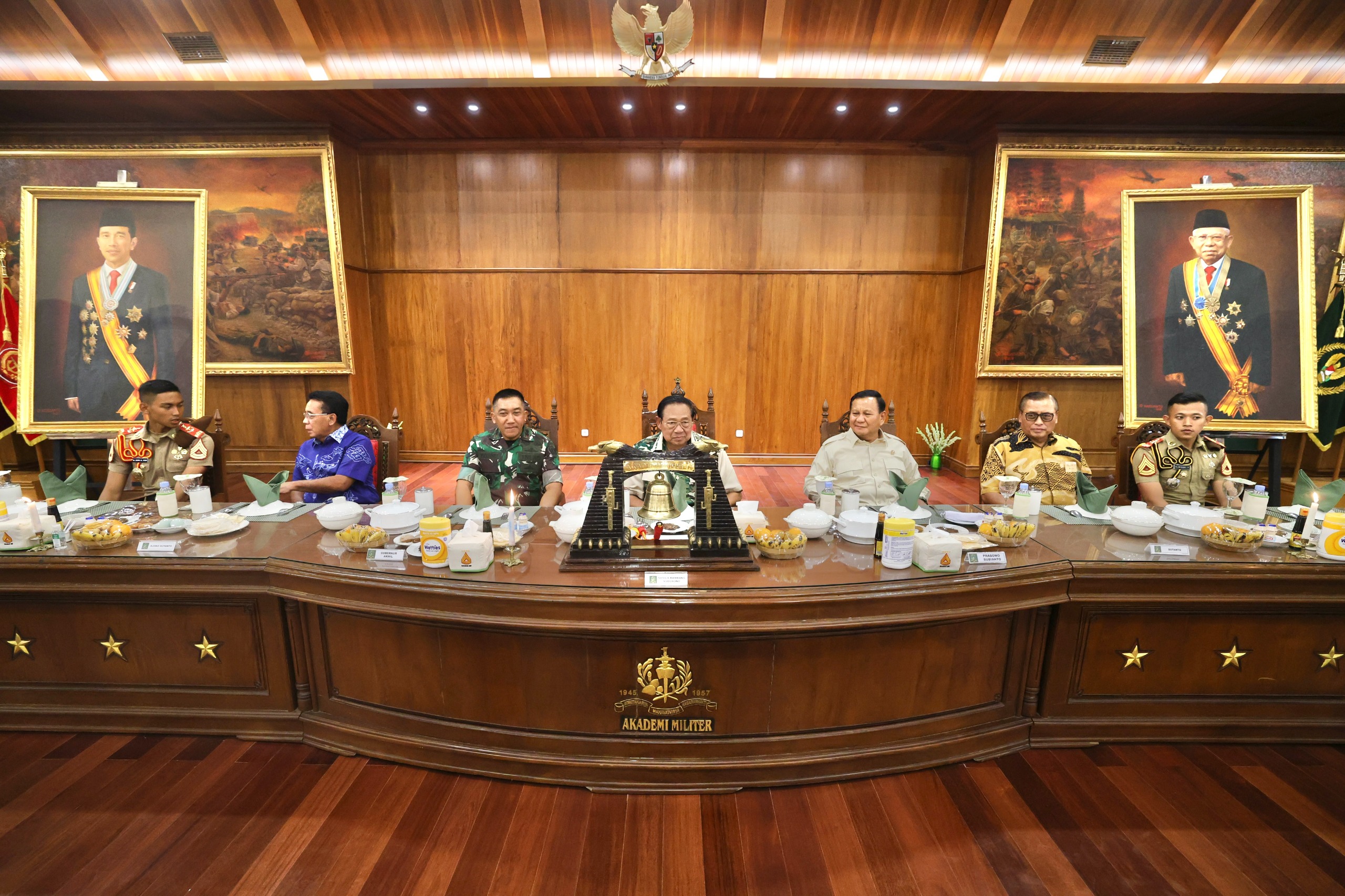 prabowo-makan-siang-bareng-sby-dan-alumni-akabri-1970-1973-di-ruang-makan-baru-akmil