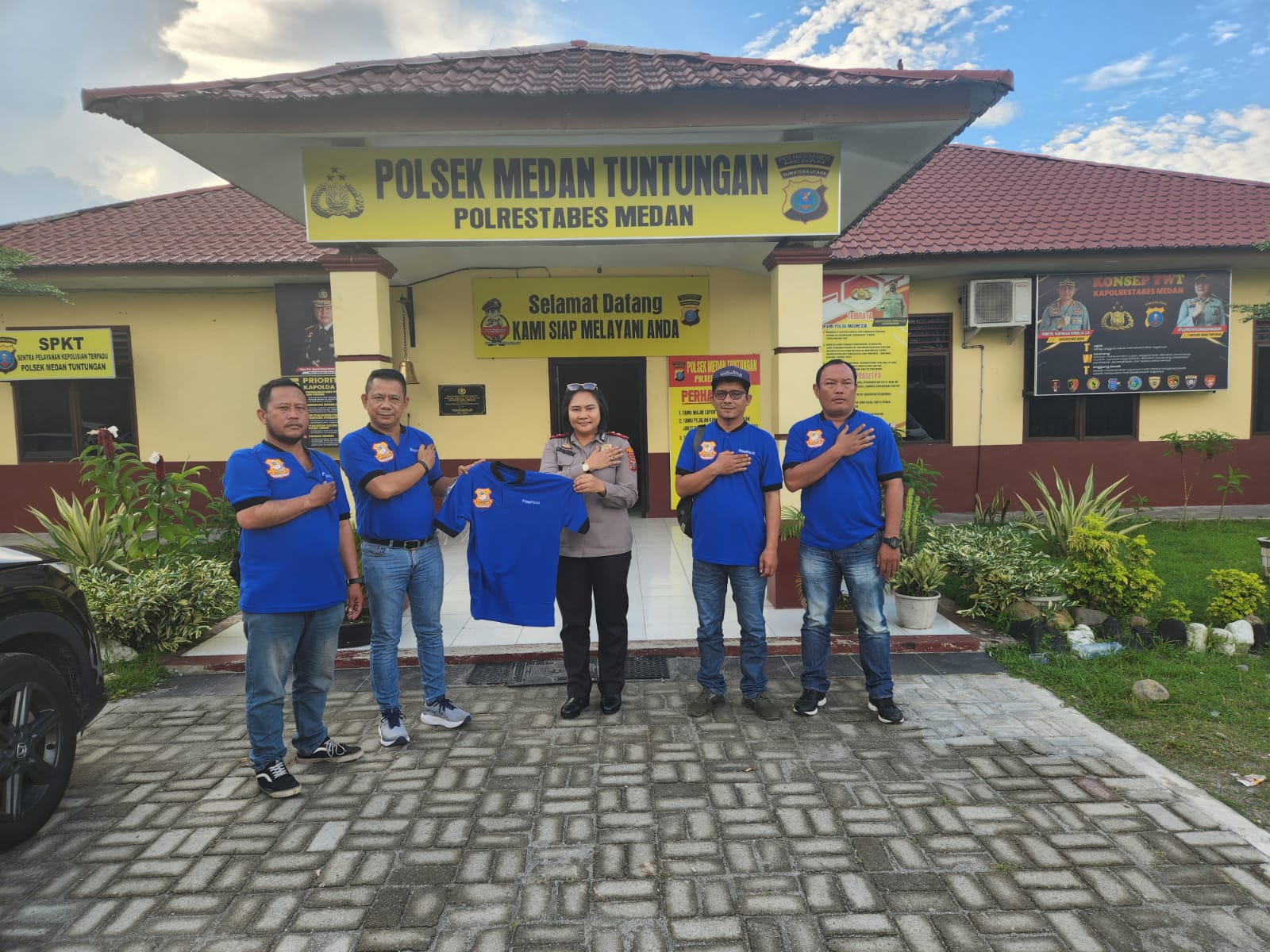 singgah-ke-polsek-tuntungan,-ketua-pewarta-kasih-baju-uniform-baru-kepada-kapolsek