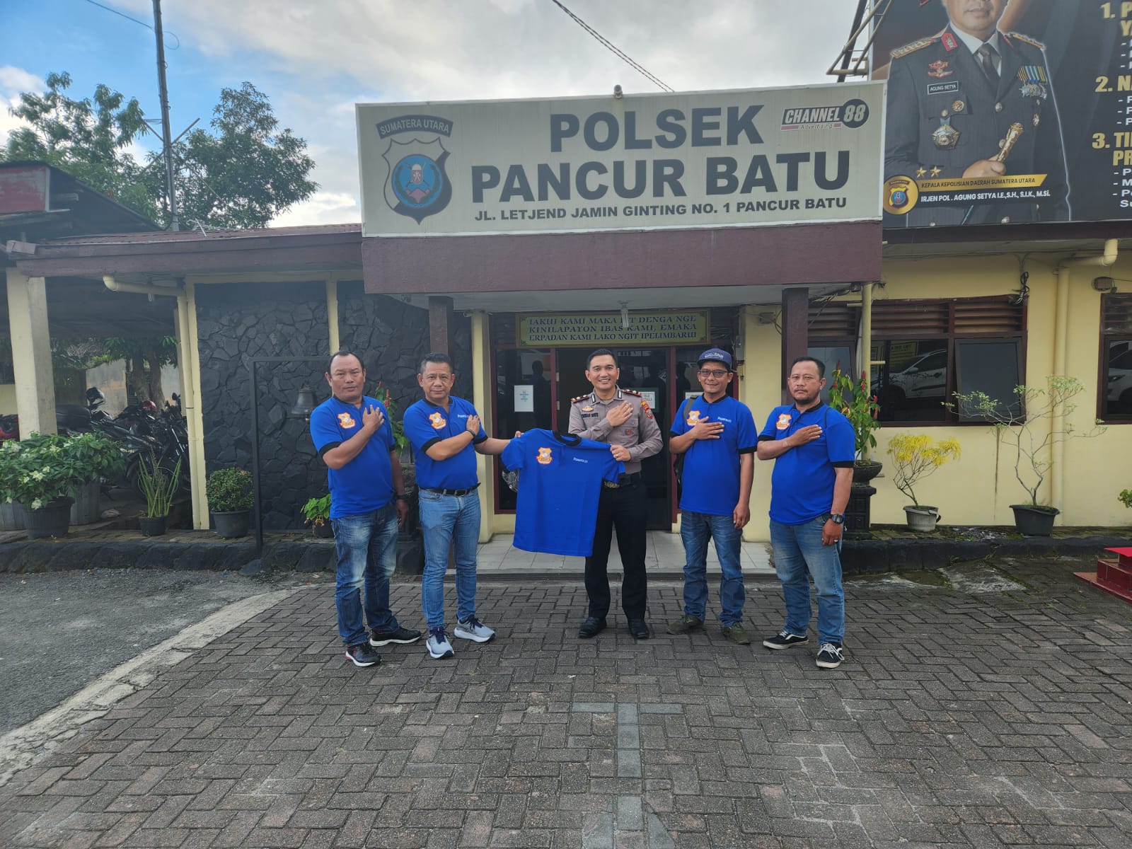 silaturahmi-ke-kapolsek-pancur-batu,-ketua-chairum-lubis-berikan-baju-terbaru-pewarta