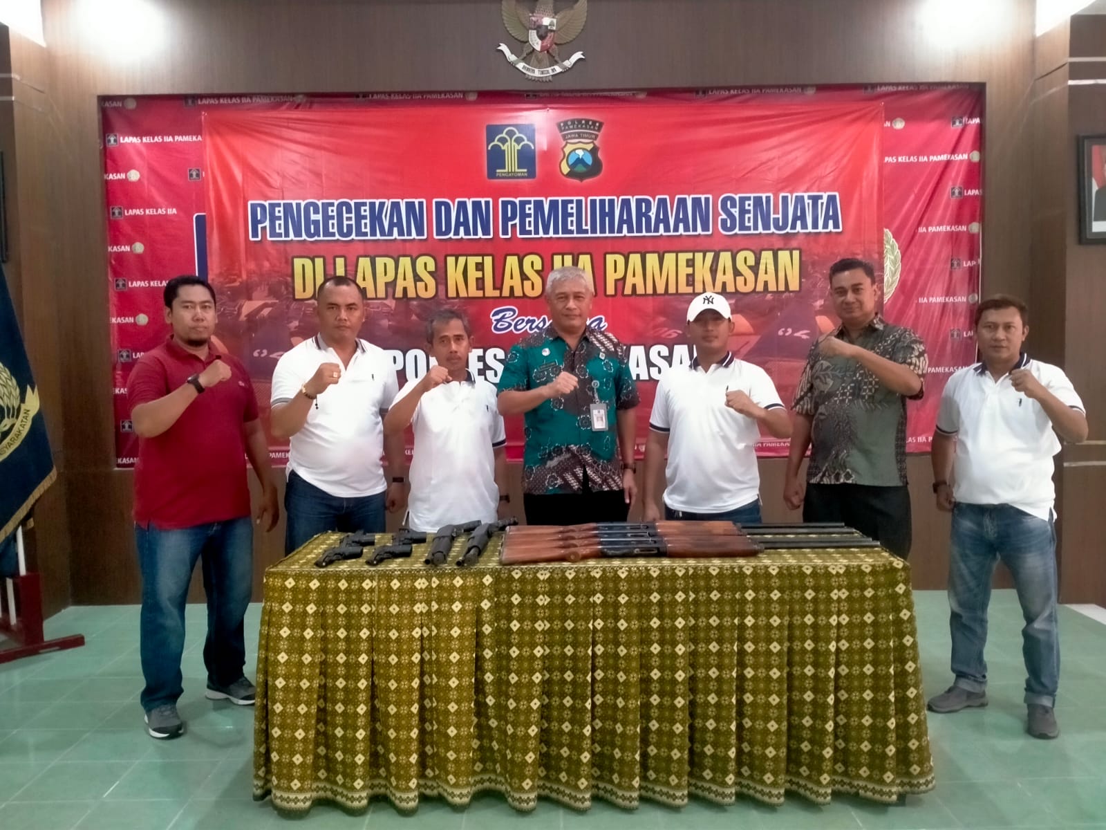 jaga-kesiagaan-keamanan,-lapas-pamekasan-lakukan-perawatan-senjata-api-bersama-polres-pamekasan