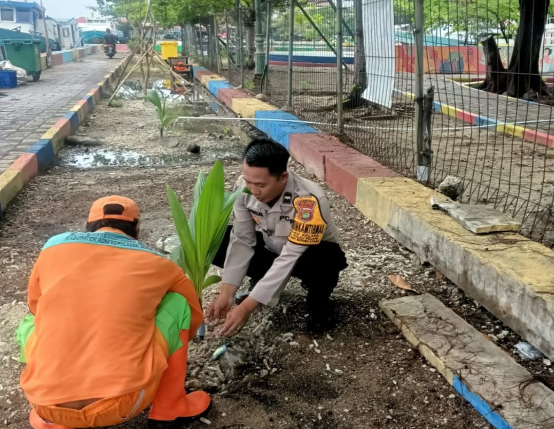 polsek-kepulauan-seribu-utara-berkolaborasi-dengan-warga-tanam-pohon-untuk-reduksi-polusi-udara