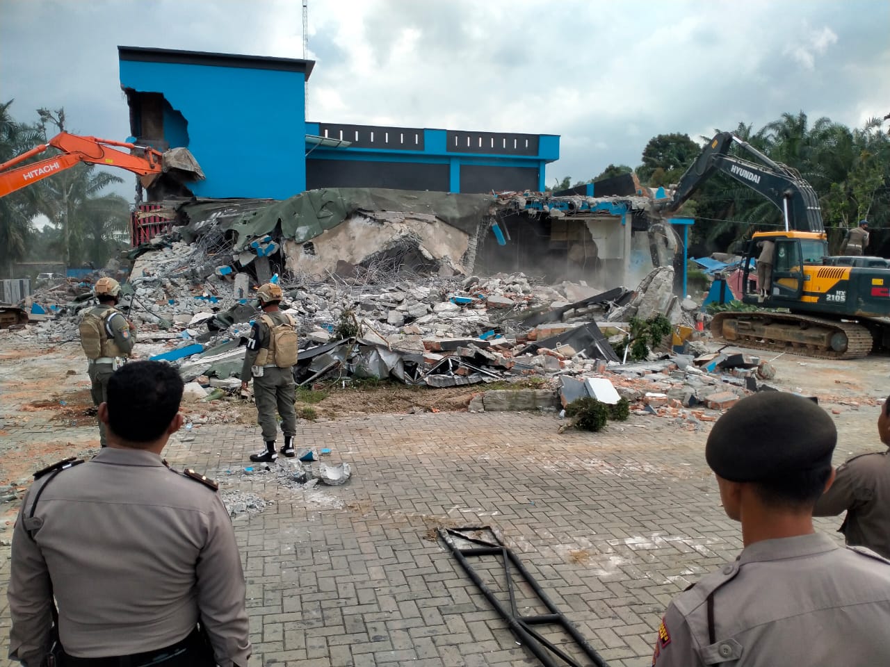 polrestabes-medan-dan-pemkab-deliserdang-robohkan-bangunan-diskotik-sky-garden