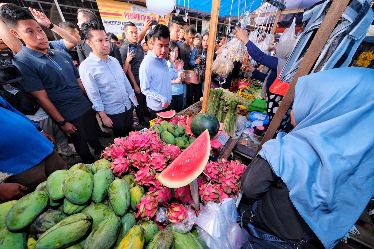 awali-kampanye-di-kalimantan,-gibran-blusukan-pasar-di-balikpapan