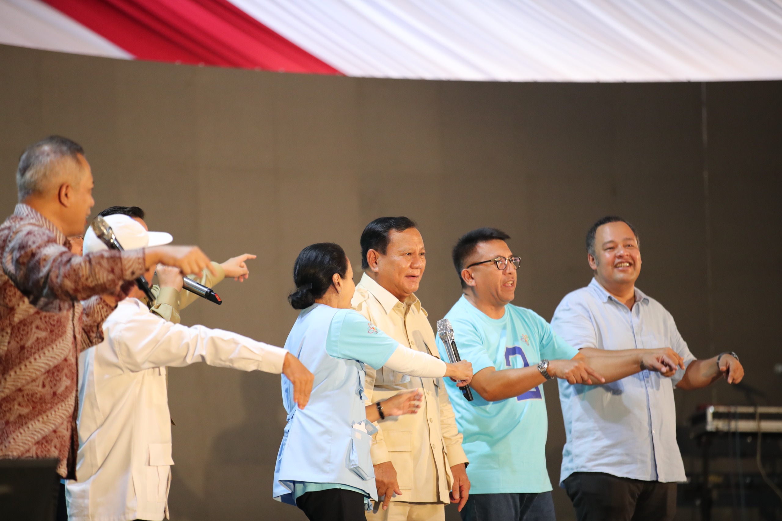 momen-rini-soemarno-dan-prabowo-nyanyi-bareng-‘rumah-kita’