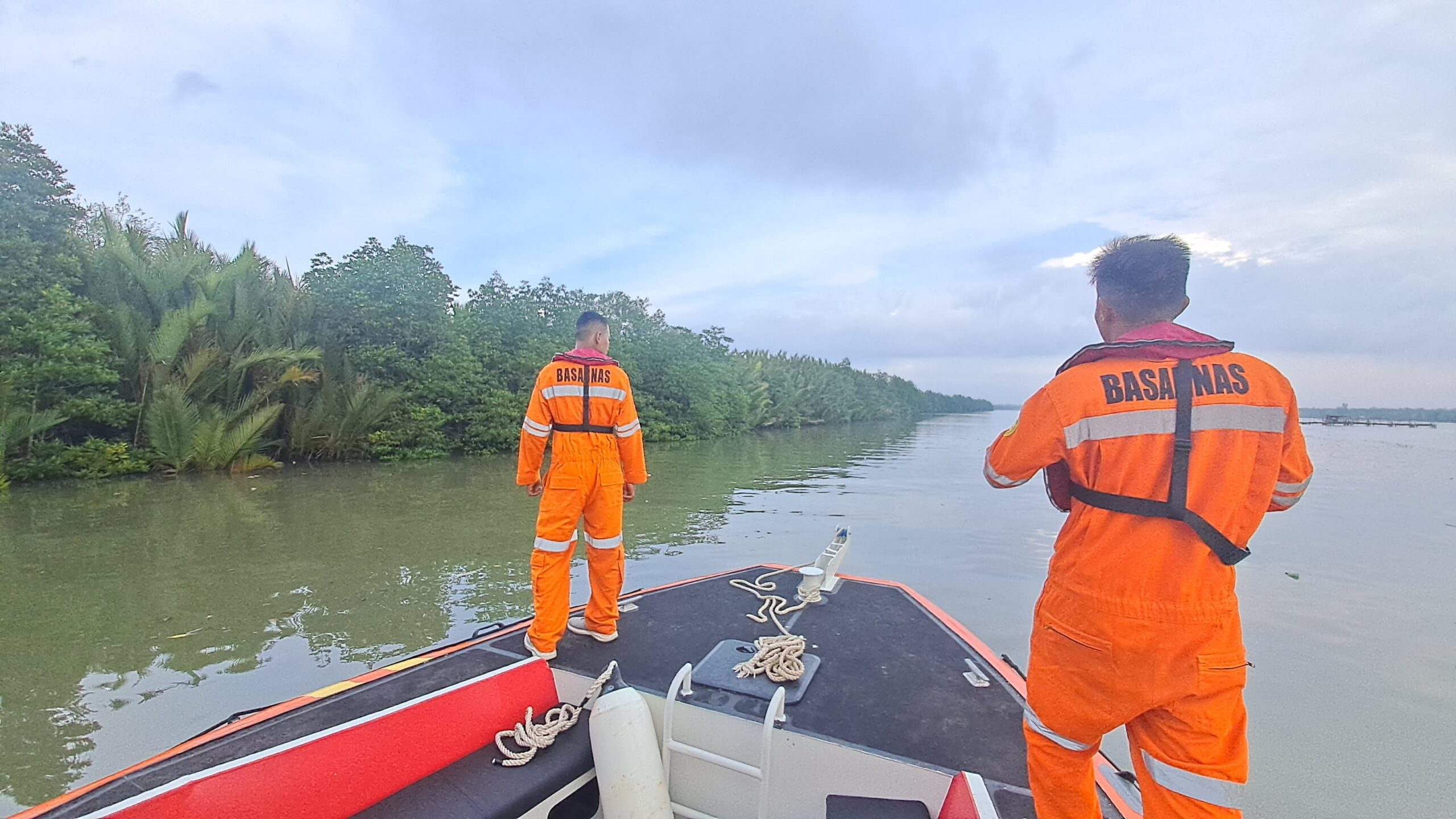 diduga-wanita-paruh-baya-terjatuh-dari-jembatan-,tim-sar-gabungan-lakukan-pencarian