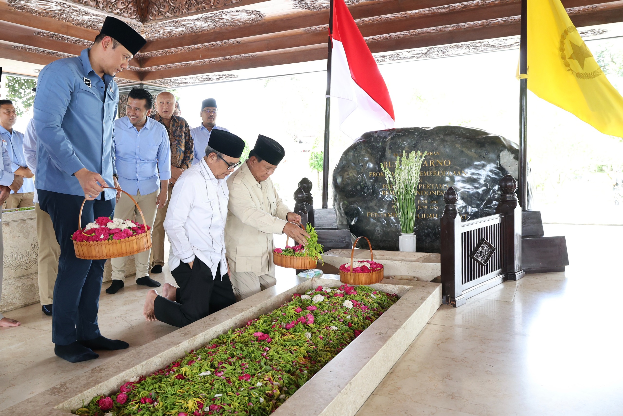 kehadiran-prabowo-di-blitar-disambut-antusias-warga,-teriakan-‘presiden’-menggema