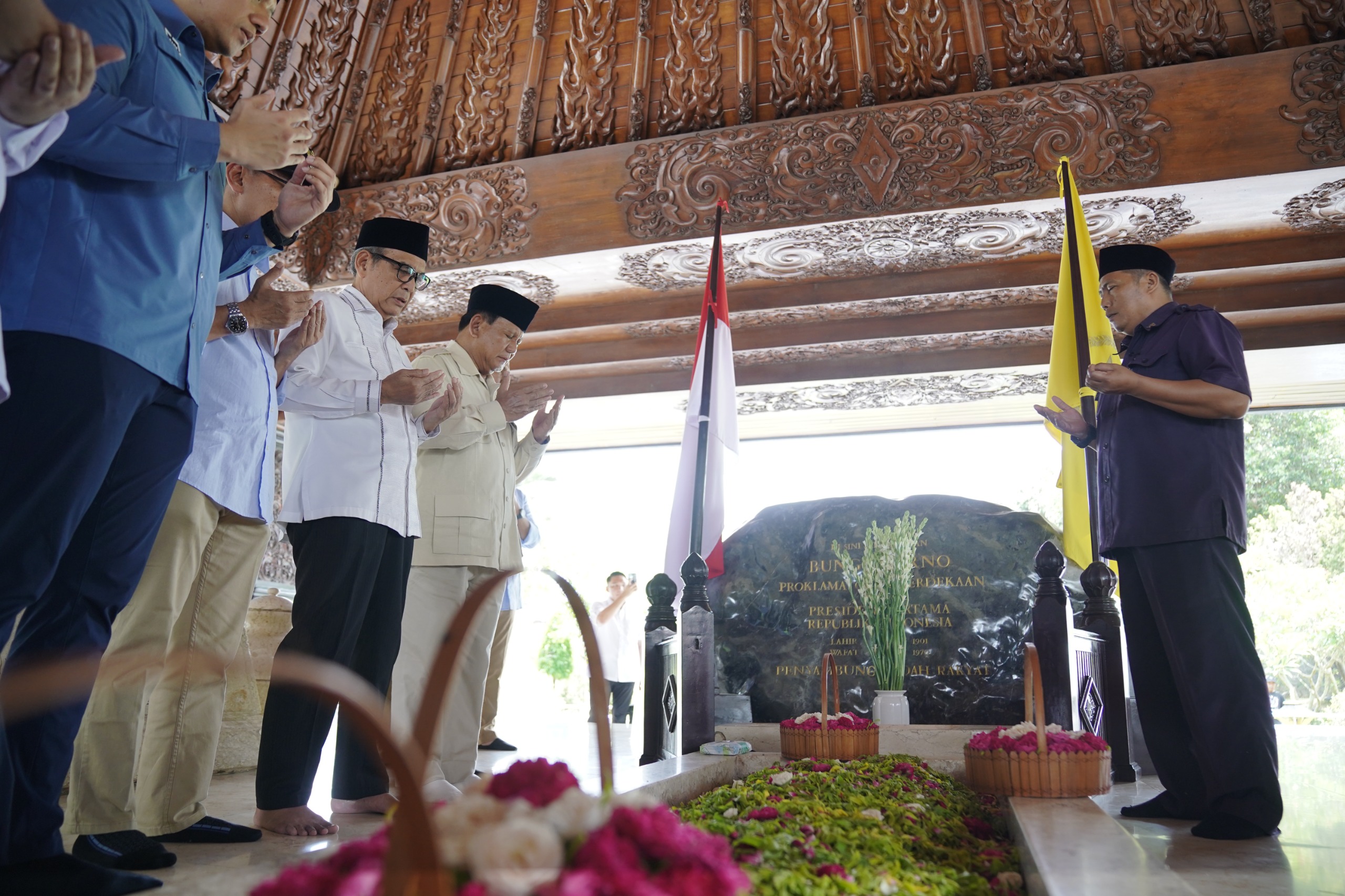 ziarah-ke-makam-bung-karno,-prabowo-disambut-antusias-para-peziarah