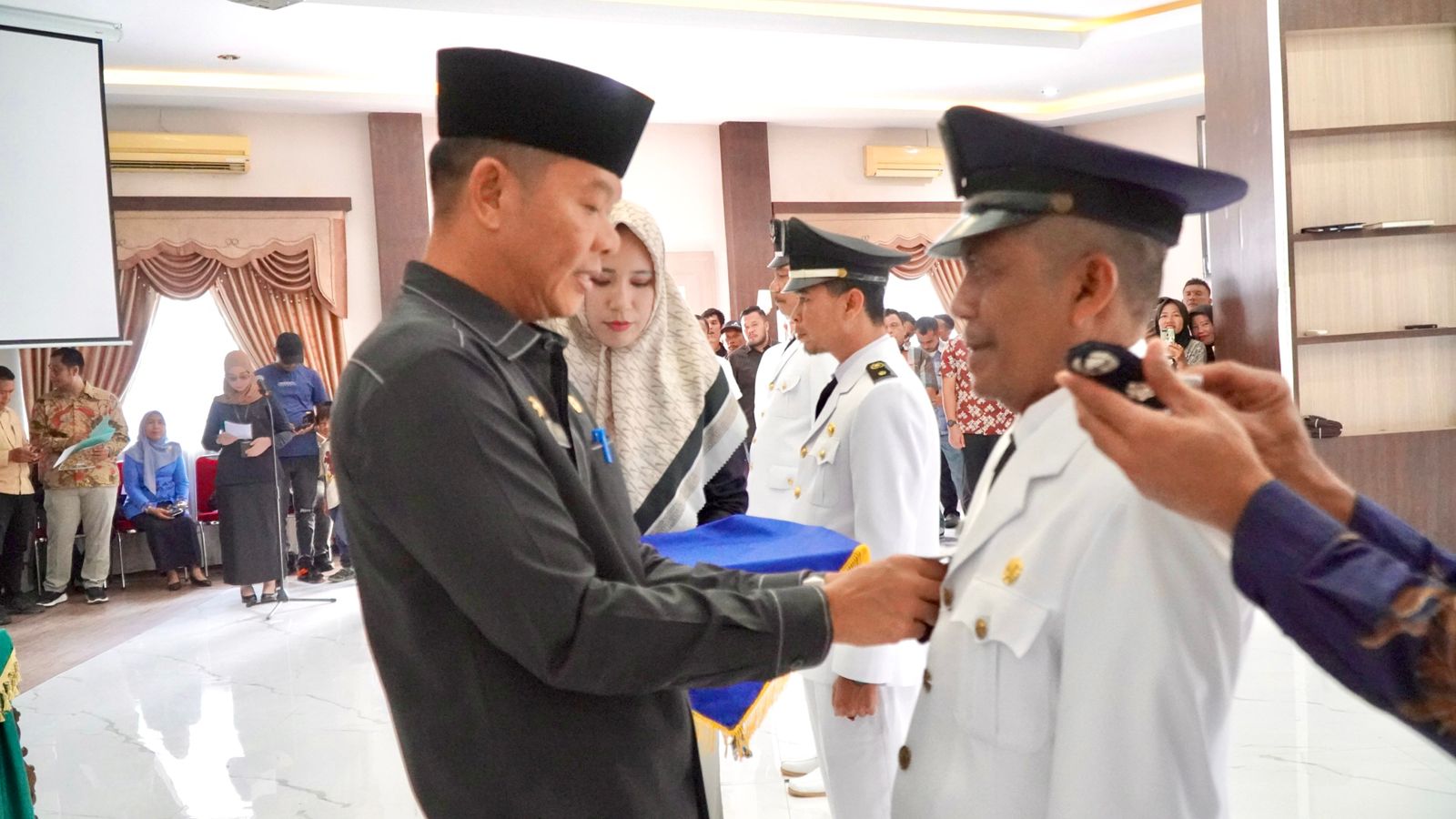 sekda-atas-nama-plt.-bupati-langkat,-lantik-tiga-kepala-desa-pengganti-antar-waktu