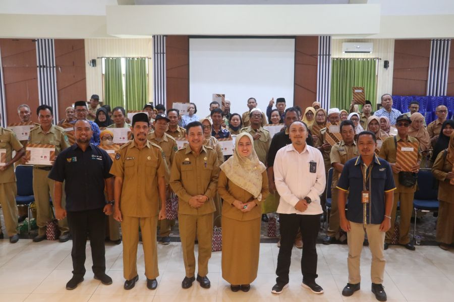 bupati-indah-putri-indriani-menyerahkan-sk-pensiun-kepada-52-asn-di-lingkup-pemda-luwu-utara