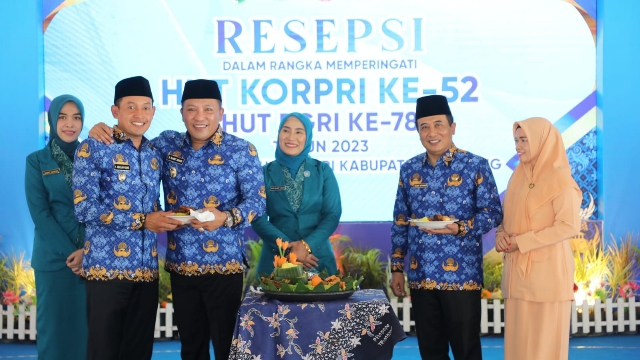 bupati-dan-wakil-bupati-sampang-hadiri-hut-korpri-dan-pgri-ke-52-tahun