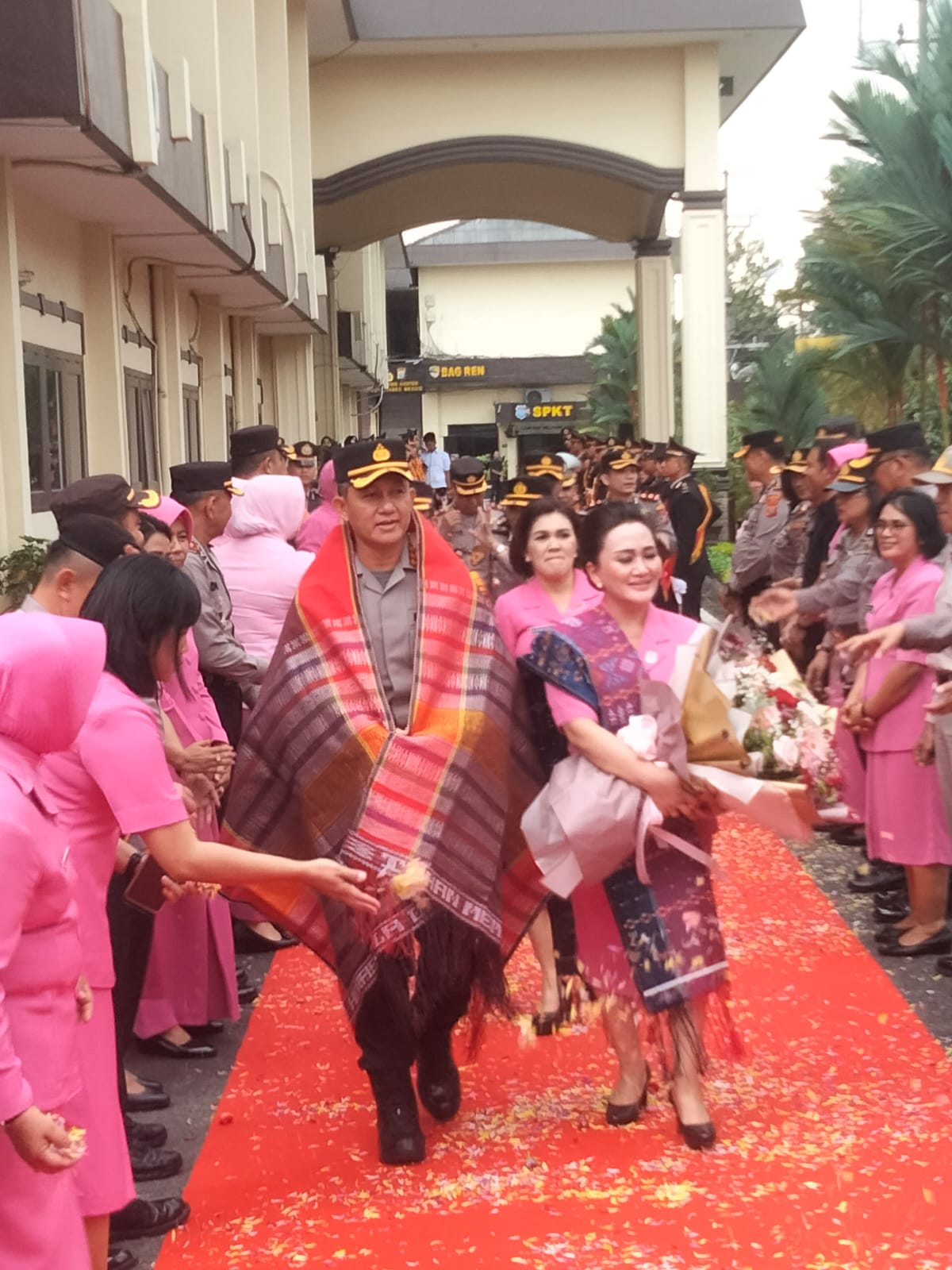 suasana-haru-iringi-pelepasan-kapolrestabes-medan-kombes-valentino-alfa-tatareda