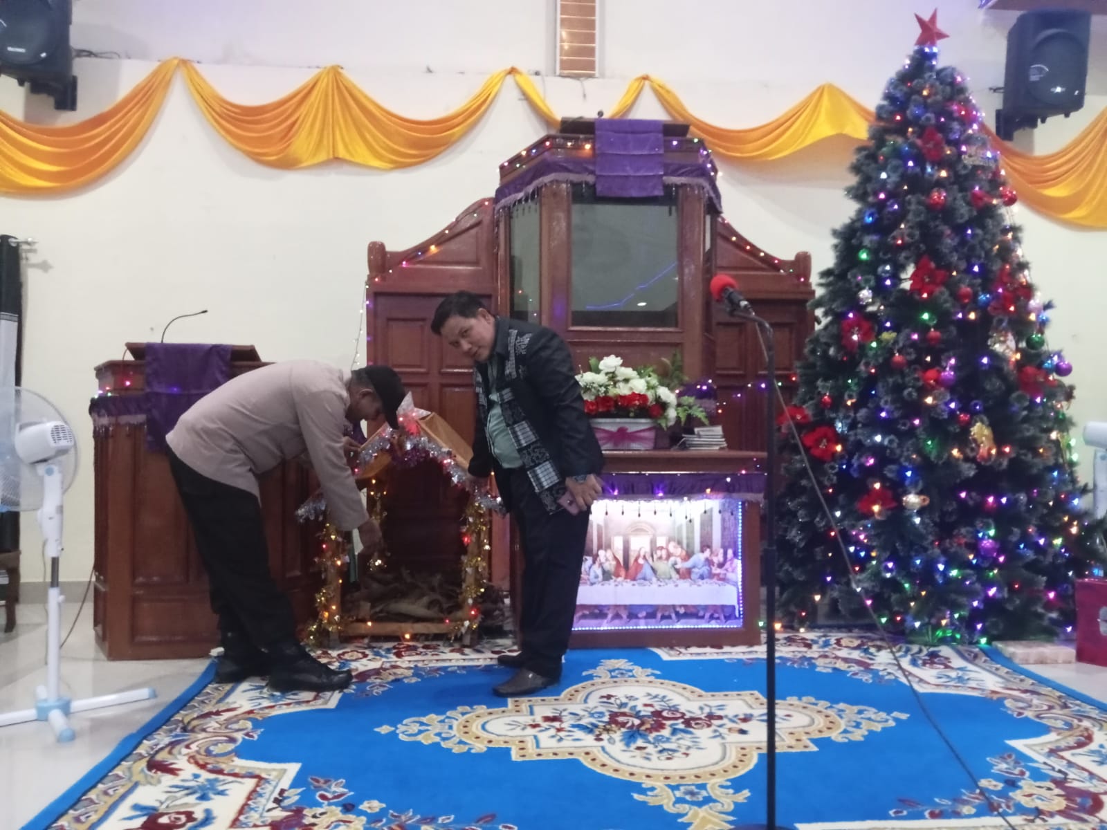 pastikan-perayaan-natal-aman,-polsek-pinggir-gelar-sterilisasi-gereja