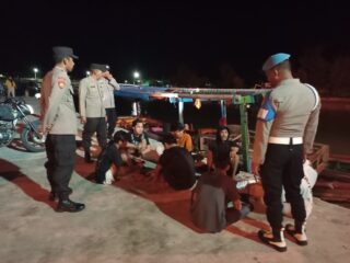 patroli-malam-sambang-dialogis-polsek-kepulauan-seribu-utara-di-pulau-kelapa,-antisipasi-kenakalan-remaja