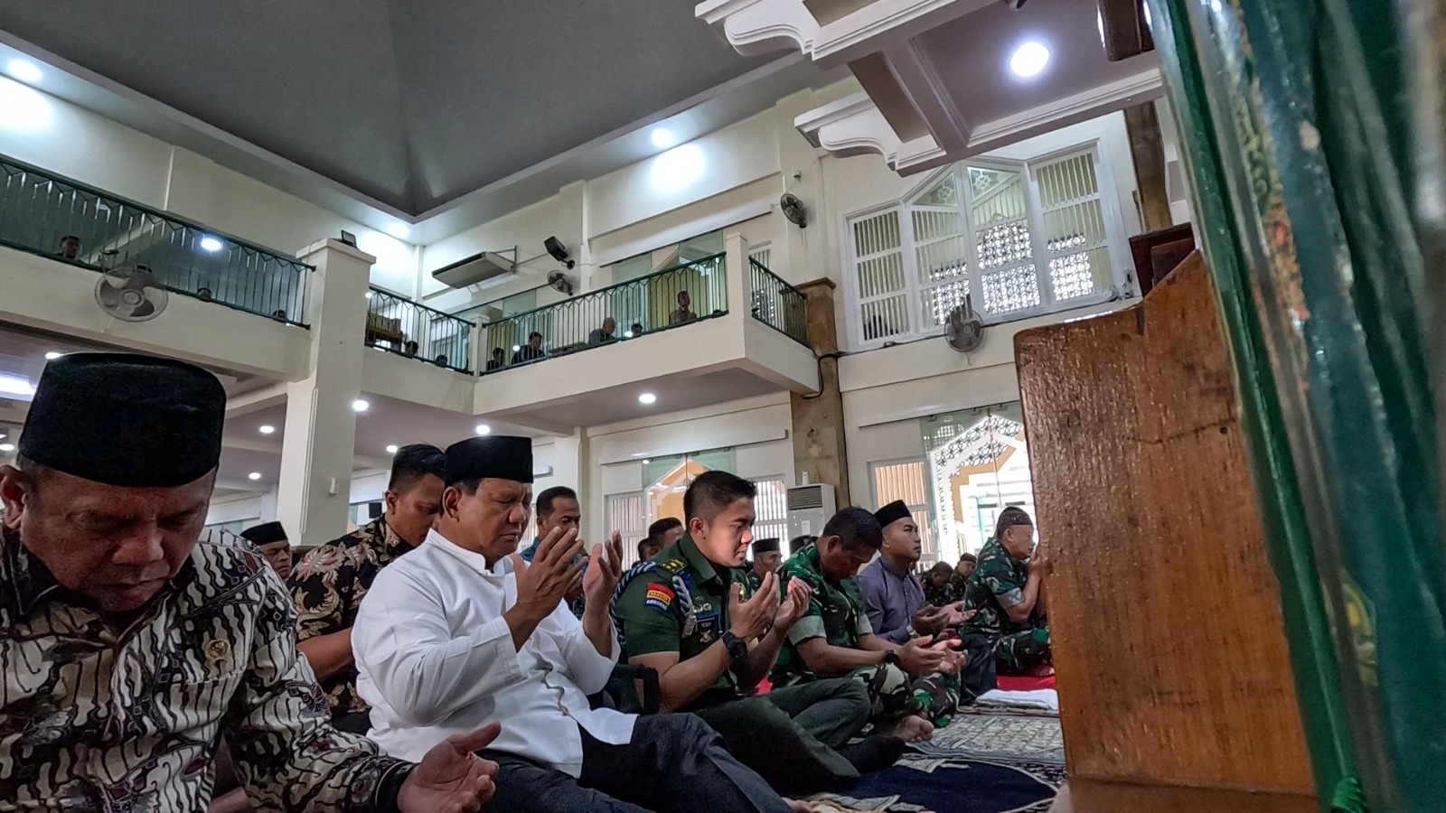 jelang-debat-cawapres,-prabowo-tetap-bekerja-rutin-dan-salat-jumat-di-kemhan