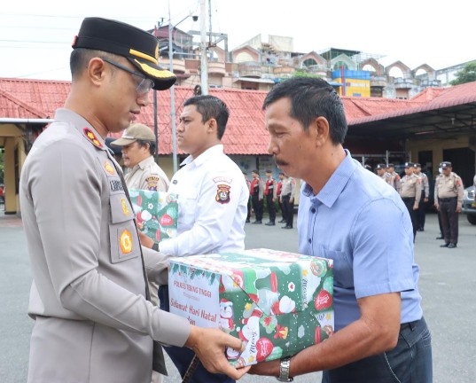 kapolres-tebingtinggi-bagikan-paket-nataru-dan-buku-saku-operasi-mantap-brata-toba