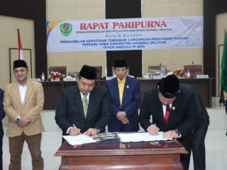 bupati-dan-pimpinan-dprd-tapsel-tandatangani-persetujuan-bersama-ranperda-apbd-ta.-2024